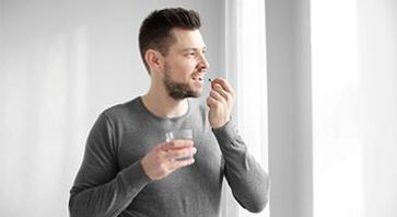l'homme prend des médicaments pour le traitement de la prostatite