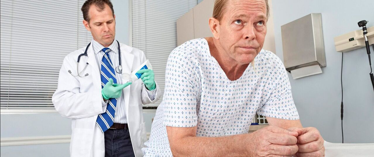 Un homme atteint de prostatite sur la procédure d'un médecin