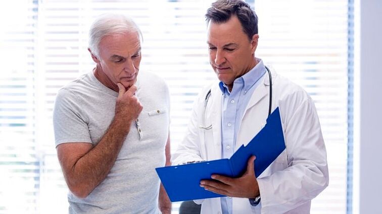 le médecin prescrit un traitement pour la prostatite